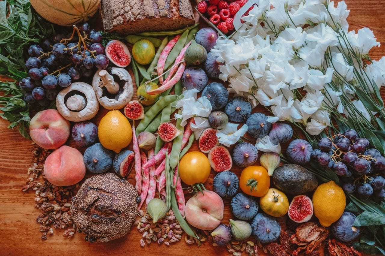 Bild von vielen verschiedenen Obst und Gemüsesorten.